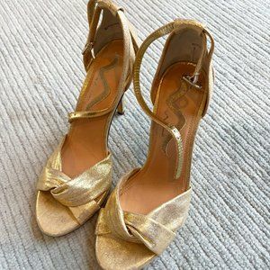 Pretty gold heels size 6